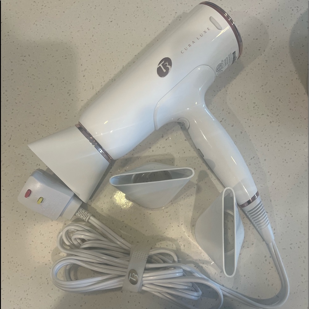 T3 Acura Luxe hair dryer
